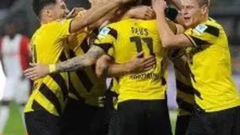 鹿晗关晓彤同家人欢度生日 消息人士否认争吵激烈